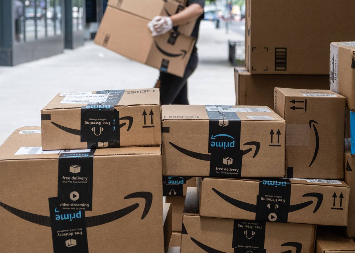 Los paquetes de Amazon.com se apilan en la acera en Nueva York.
