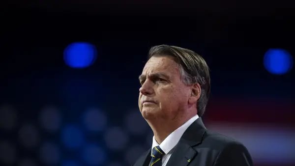 Bolsonaro deixa Orlando e chega de volta ao Brasil depois de três mesesdfd