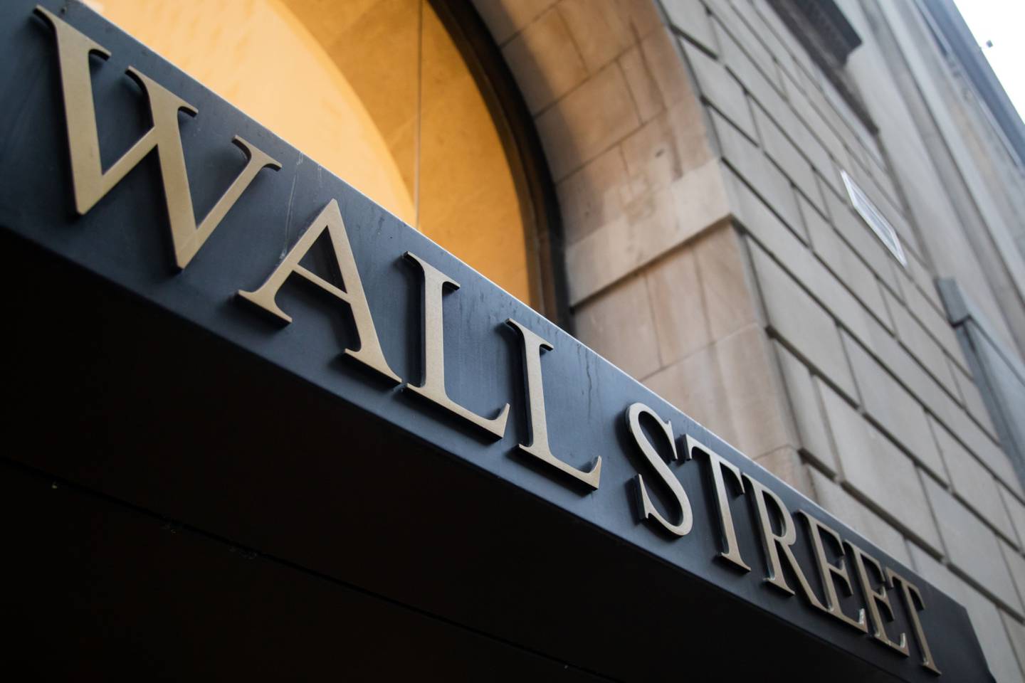 Un cartel de "Wall Street" en un edificio cerca de la Bolsa de Nueva York (NYSE) en Nueva York, Estados Unidos, el lunes 27 de junio de 2022.