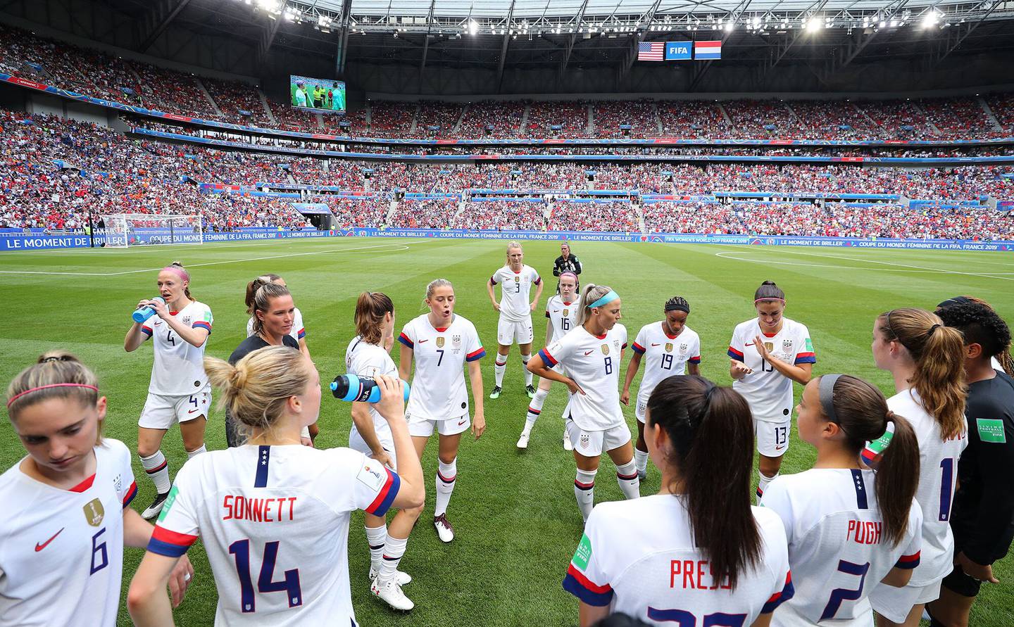 Jugadoras de Estados Unidos se preparan para el saque inicial antes del partido de la final de la Copa Mundial Femenina de la FIFA Francia 2019 entre Estados Unidos y Holanda en el Stade de Lyon el 07 de julio de 2019 en Lyon, Francia.