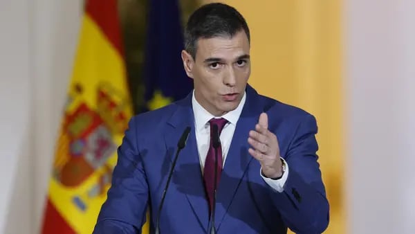 Sánchez continúa al frente del gobierno español tras amenazar con dimitirdfd