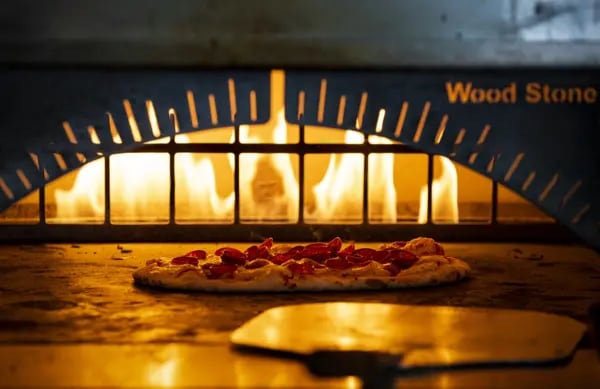 Preparación de una pizza en un horno.