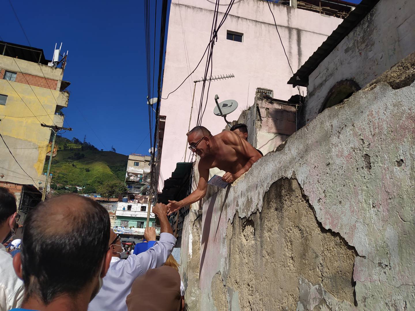 Habitantes de Los Frailes en Catia, al oeste de Caracas, reciben a candidatos a concejales / Raylí Lujándfd