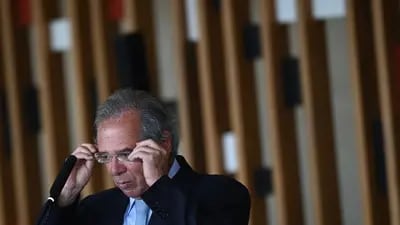 Ministro Paulo Guedes volta a culpa "barulho político" por alto do dólar
