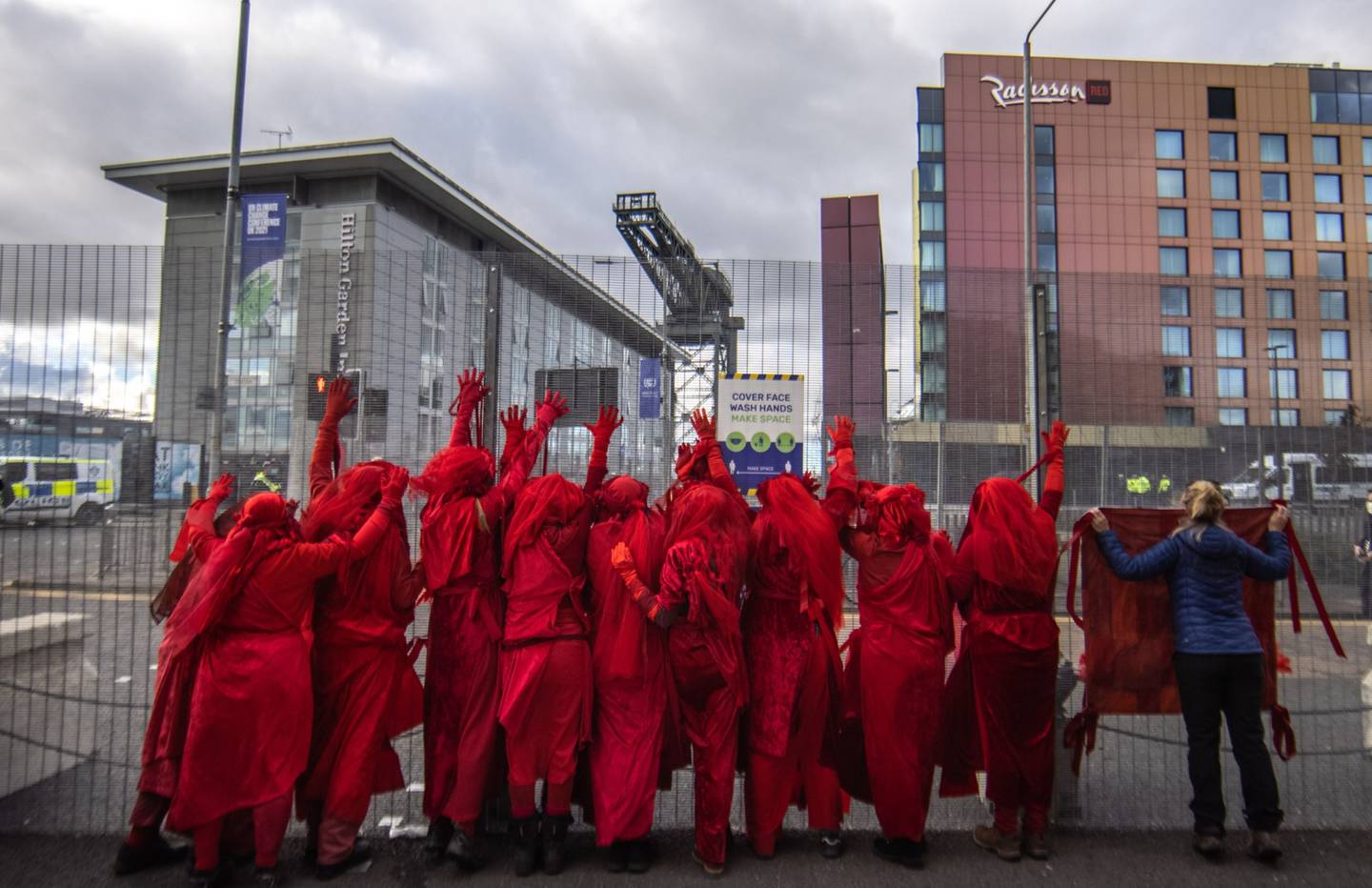 Activistas climáticos de la Brigada Roja de la Rebelión de la Extinción protestan durante las conversaciones climáticas de la COP26 en Glasgow.dfd
