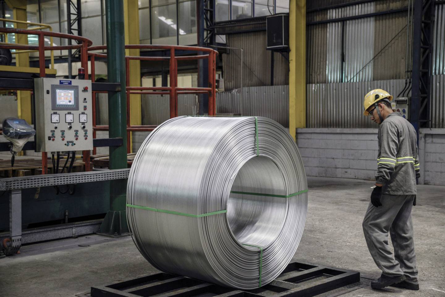 Un trabajador inspecciona un rollo de cable de aluminio en la planta de Alubar Metais E Cabos en Barcarena, Brasil. Fotógrafo: Paulo Fridman/Bloomberg