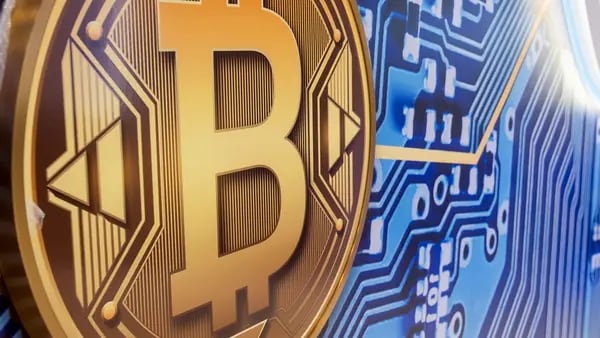 El bitcoin prospera en medio del caos y supera los US$28.000 por primera vez desde juniodfd