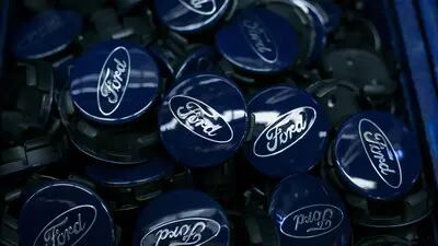 El logotipo de Ford Motor Co. se encuentra en las insignias del cubo de la rueda en la línea de montaje del Ford Focus dentro de la fábrica del fabricante de automóviles en Saarlouis, Alemania, el miércoles 25 de septiembre de 2019. Fotógrafo: Krisztian Bocsi/Bloomberg