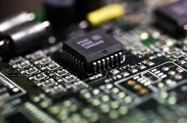 La escasez de semiconductores llevó a Nemak a contraer en 23% sus volúmenes de venta durante el tercer trimestre de 2021.