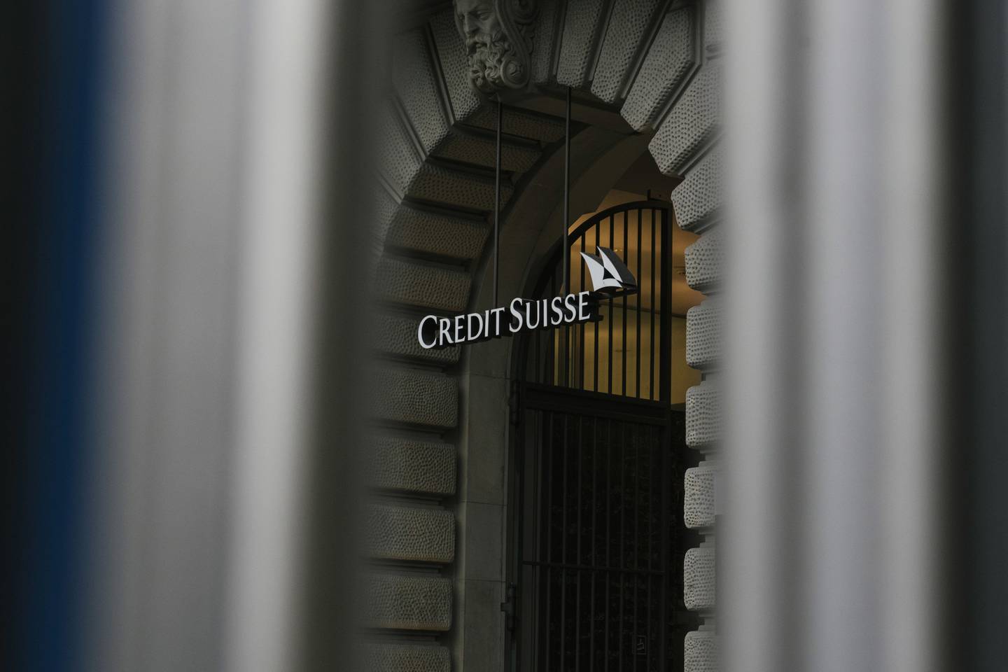 Un cartel sobre la entrada de la sede de Credit Suisse Group AG en Zúrich, Suiza.