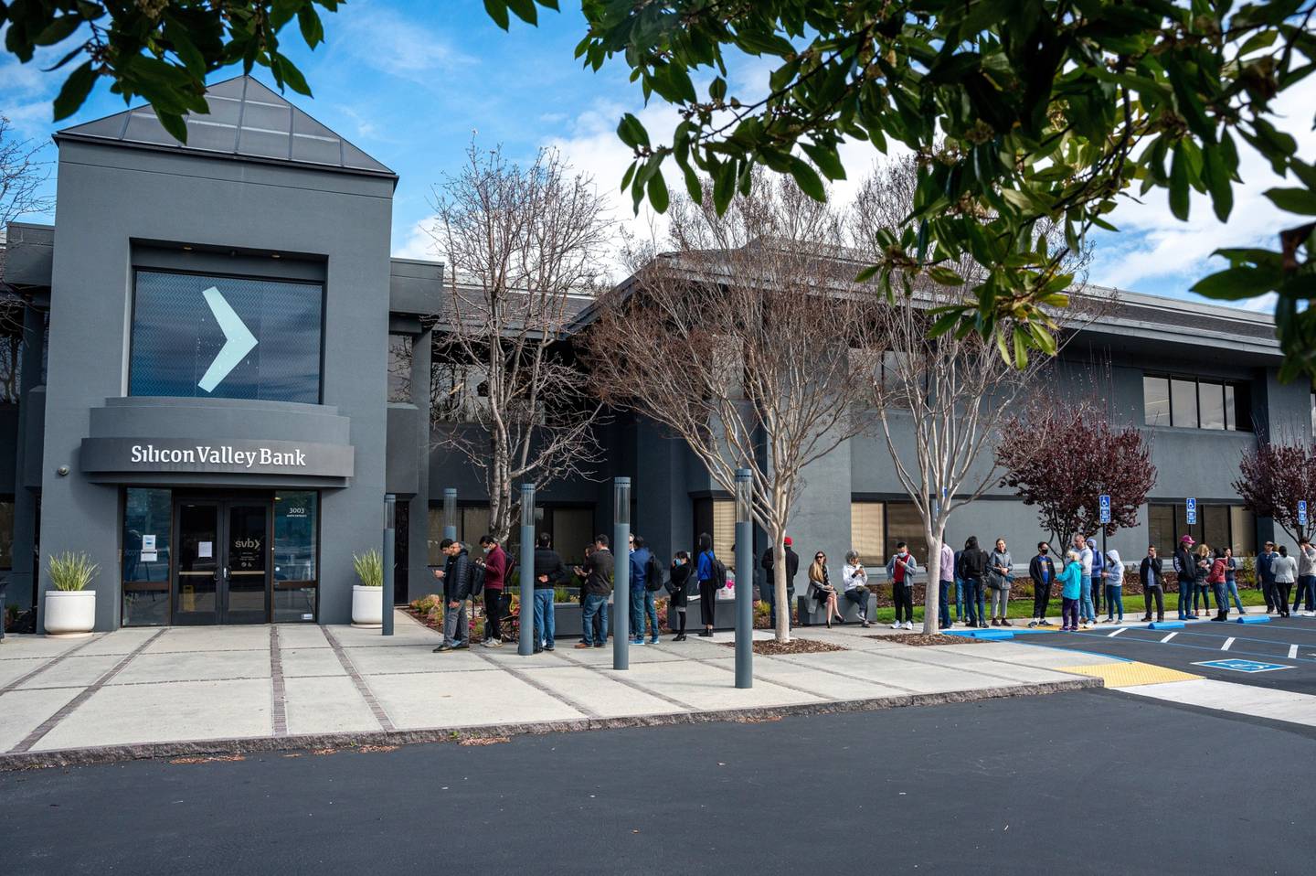 Clientes en fila frente a la sede del Silicon Valley Bank en Santa Clara, California, EE.UU., el lunes 13 de marzo de 2023.