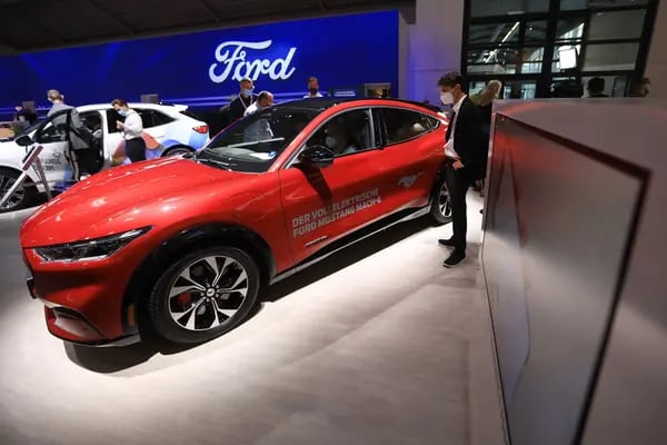 Un vehículo eléctrico (EV) Ford Mustang Mach-E en el Salón del Automóvil de Múnich (IAA por sus siglas en inglés), el lunes 6 de septiembre de 2021. El IAA, que se celebra por primera vez en Múnich, es el primer gran salón del automóvil europeo presencial desde que comenzó la pandemia del Coronavirus.