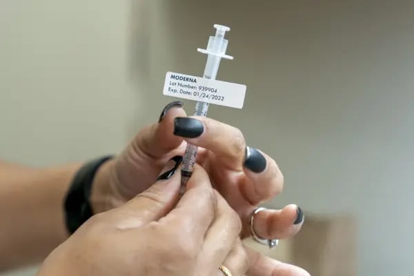Un trabajador de salud prepara una dosis de la vacuna Moderna contra el Covid-19 para un niño en una clínica de vacunas del Departamento de Salud del Condado de Oklahoma en Oklahoma City, Oklahoma, Estados Unidos, el miércoles 17 de noviembre de 2021.