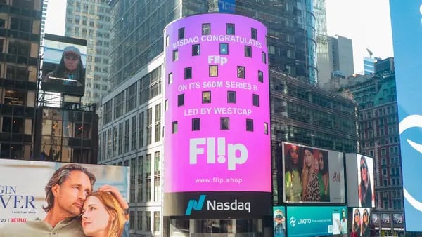 Foto do letreiro do aplicativo Flip no prédio da Nasdaq