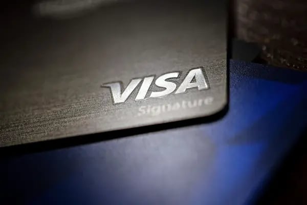 Una tarjeta de crédito de Visa Inc. Fotógrafo: Daniel Acker/Bloomberg