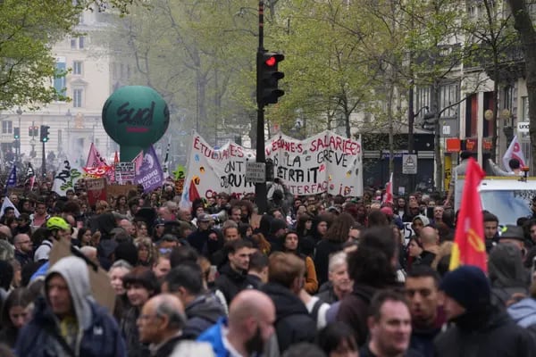 Protestas por la reforma de las pensiones en París en abril. Fotógrafo: Nathan Laine/Bloomberg
