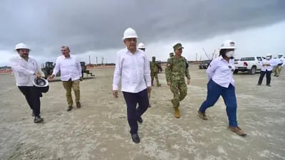 El presidente López Obrador en una visita a la obra de la refinería de Dos Bocas, en compañía de la secretaria de Energía, Rocío Nahle. 