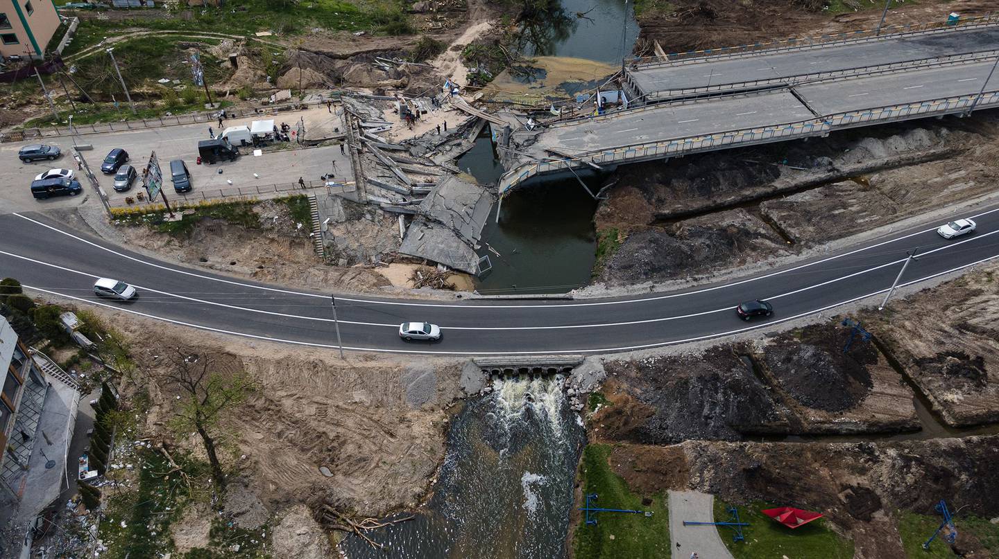 Uma vista aérea mostra a nova estrada ao lado da ponte destruída sobre o rio Irpin em 7 de maio de 2022 em Irpin, Ucrânia.