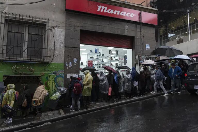 Residents wait in line outside of the Bolivia's central bank in La Paz on Wednesday, March 29, 2023.dfd