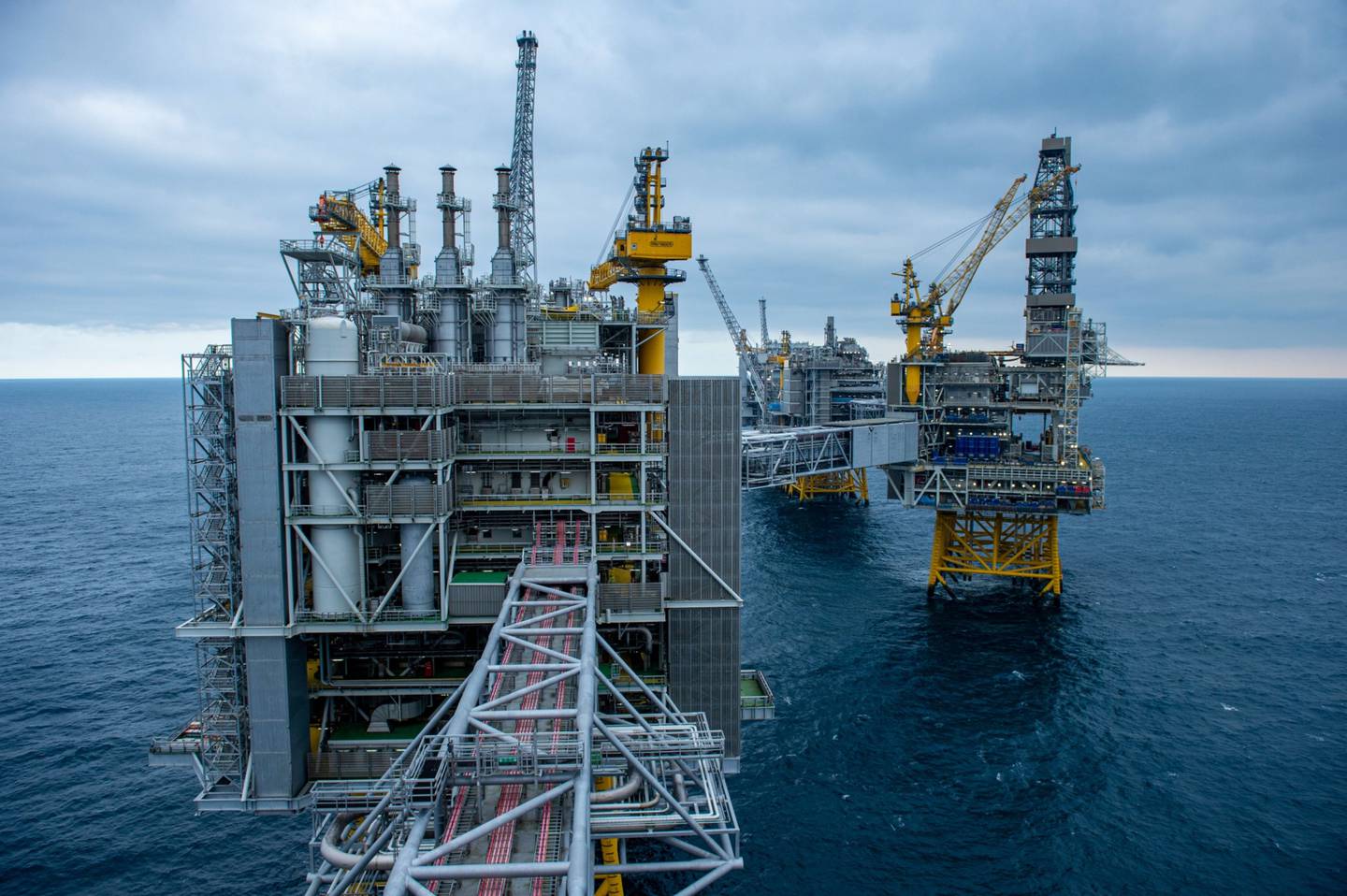 La plataforma de perforación de petróleo en alta mar Equinor ASA en el campo petrolero Johan Sverdrup en el Mar del Norte, Noruega.