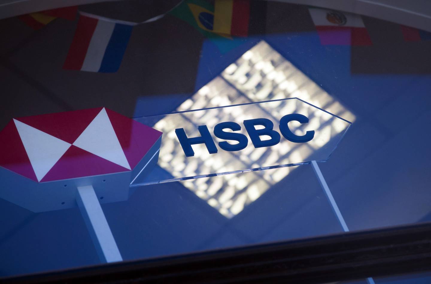 Un logo de la compañía se muestra en la sede de HSBC Holdings Plc en Champs Elysee en París, Francia, el miércoles 29 de julio de 2020.  Fotógrafo: Nathan Laine/Bloomberg