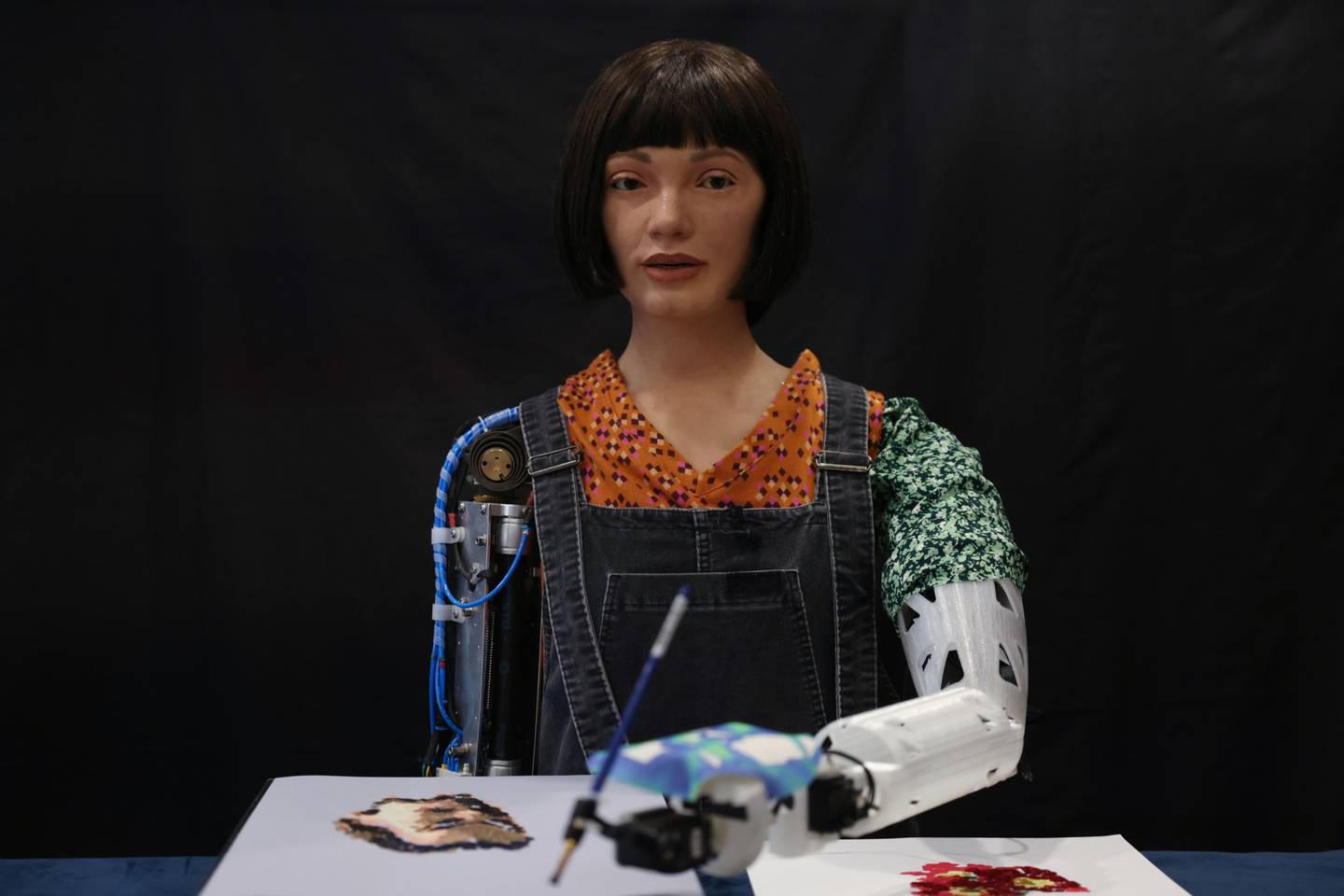 Ai-Da Robot, una artista robot humanoide ultrarrealista, pinta durante una rueda de prensa en la Biblioteca Británica el 4 de abril de 2022 en Londres, Inglaterra. Fotografía de Hollie Adams/Getty Images