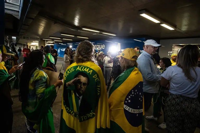 Simpatizantes esperan la llegada de Bolsonaro a Brasilia. Fotógrafo: Arthur Menescal/Bloombergdfd