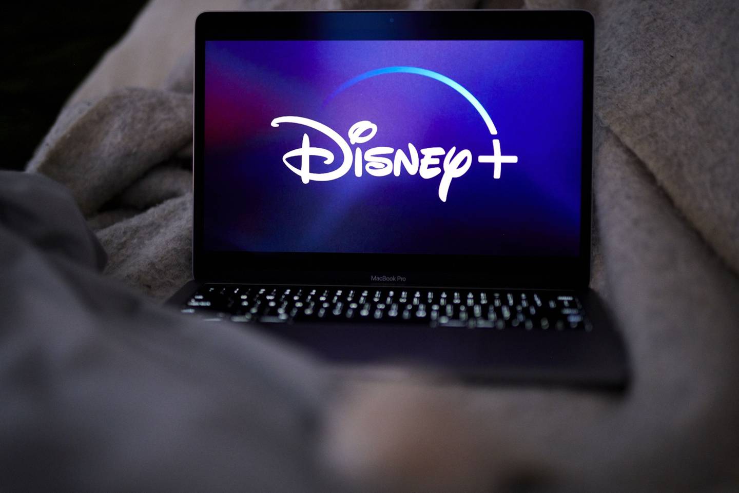 El logo de Disney+ en un ordenador portátil arreglado en Nueva York, EE. UU., el miércoles 18 de noviembre de 2020. Aunque el titán del entretenimiento aún se tambalea por la pandemia, el crecimiento de Disney+ ha suavizado el golpe.