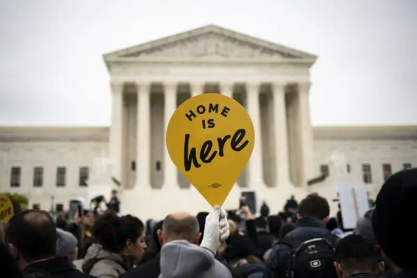 Un manifestante sostiene un cartel de "El hogar está aquí" durante una manifestación de apoyo al programa de Acción Diferida para los Llegados en la Infancia (DACA) fuera de la Corte Suprema en Washington, D.C., Estados Unidos, el martes 12 de noviembre de 2019.