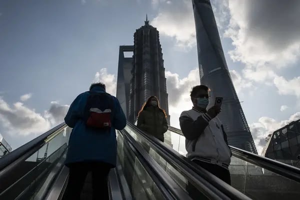 Peatones en el distrito financiero Lujiazui de Pudong, en Shanghái (China), el martes 3 de enero de 2023. Fotógrafo: Qilai Shen/Bloomberg