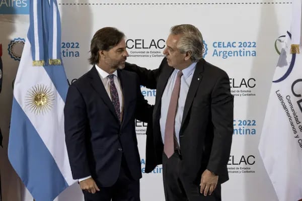 Luis Lacalle Pou, presidente de Uruguay, y Alberto Fernández, presidente de Argentina. Fotógrafa: Anita Pouchard Serra/Bloomberg