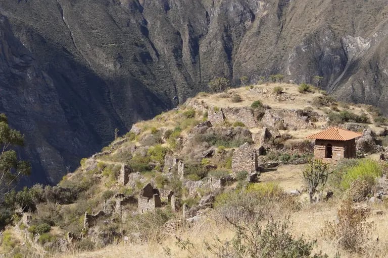 El paisaje cultural Yanacancha - Huaquis está ubicado a 120 kilómetros al sureste de la ciudad de Lima y a 3.600 metros de altitud, en la comunidad campesina de Miraflores, provincia de Yauyos.dfd