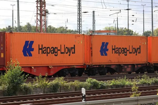 Contenedores operados por Hapag-Lloyd, de la cual la chilena Compañía Sud Americana de Vapores posee el 30%, en un tren de carga en un depósito ferroviario en Seelze, Alemania.