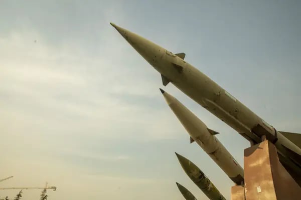 Misiles iraníes se exhiben en un parque el 20 de enero de 2024 en Teherán, Irán. Fotógrafo: Majid Saeedi/Getty Images