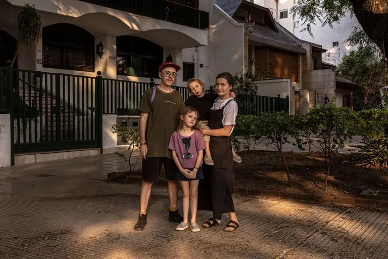 Mark Boyarsky with his wife and children in the Belgrano neighborhood. They relocated o Argentina in September and applied for refugee status, fleeing Russian society's conservative turn.dfd