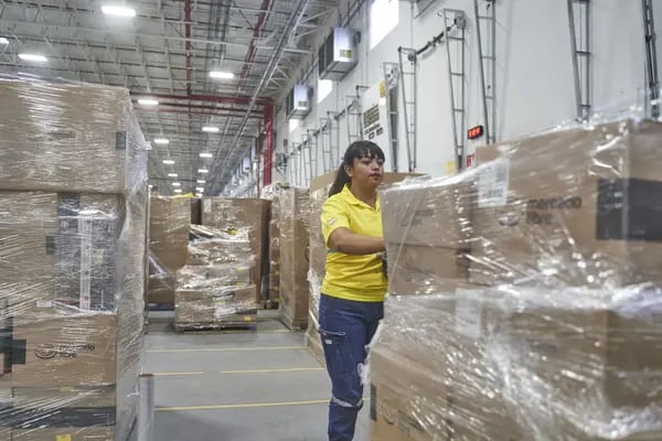 Un trabajador prepara un envío de mercancías en el Centro de Distribución MercadoLibre (Cedis) en Prologis Park Grande en Tepotzotlán, Estado de México, México, el martes 29 de noviembre de 2022.