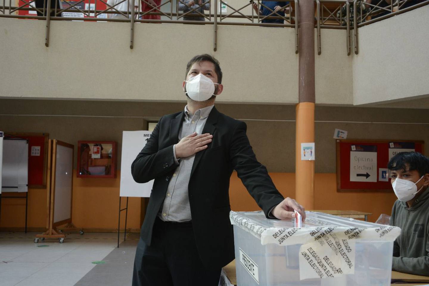 Candidato Gabriel Boric vota en elección presidencialdfd