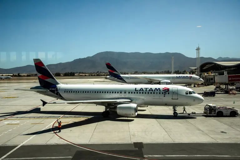 Aviones de Latam Airlines en aeropuerto internacional Arturo Merino Benítez, en Santiago de Chile, el 7 de marzo de 2022. Foto: Bloombergdfd