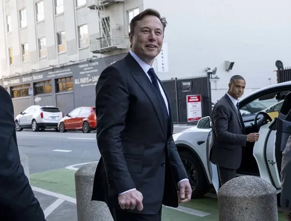 Elon Musk, CEO de Tesla Inc, sale del juzgado de San Francisco, California, Estados Unidos, el martes 24 de enero de 2023.