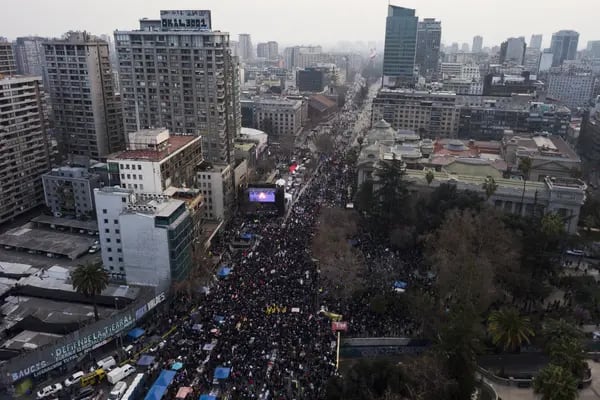 Manifestantes durante el cierre de campaña del Apruebo en la Alameda en Santiago, Chile, el jueves 21 de septiembre de 2022. Photographer: Alejandro Olivares/Bloomberg