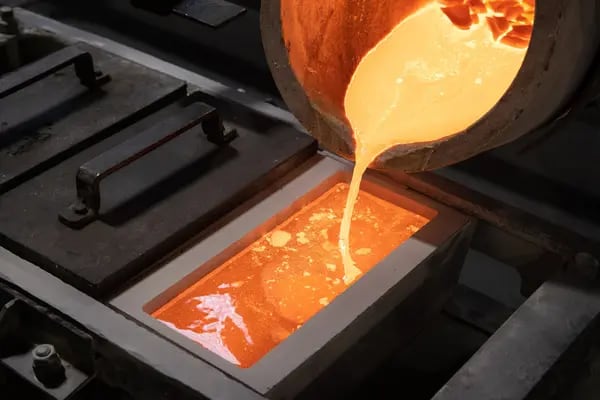 Un trabajador vierte plata fundida en un molde durante la fundición de lingotes de plata en la planta de metales no ferrosos Prioksky en Kasimov, Rusia, el jueves 9 de diciembre de 2021.