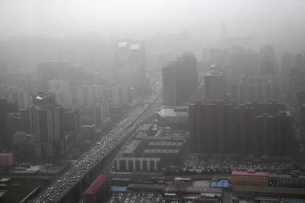 Pekín 22 de marzo de 2023. Vista del distrito central de negocios en un día en que la ciudad se ve envuelta en una tormenta de arena.