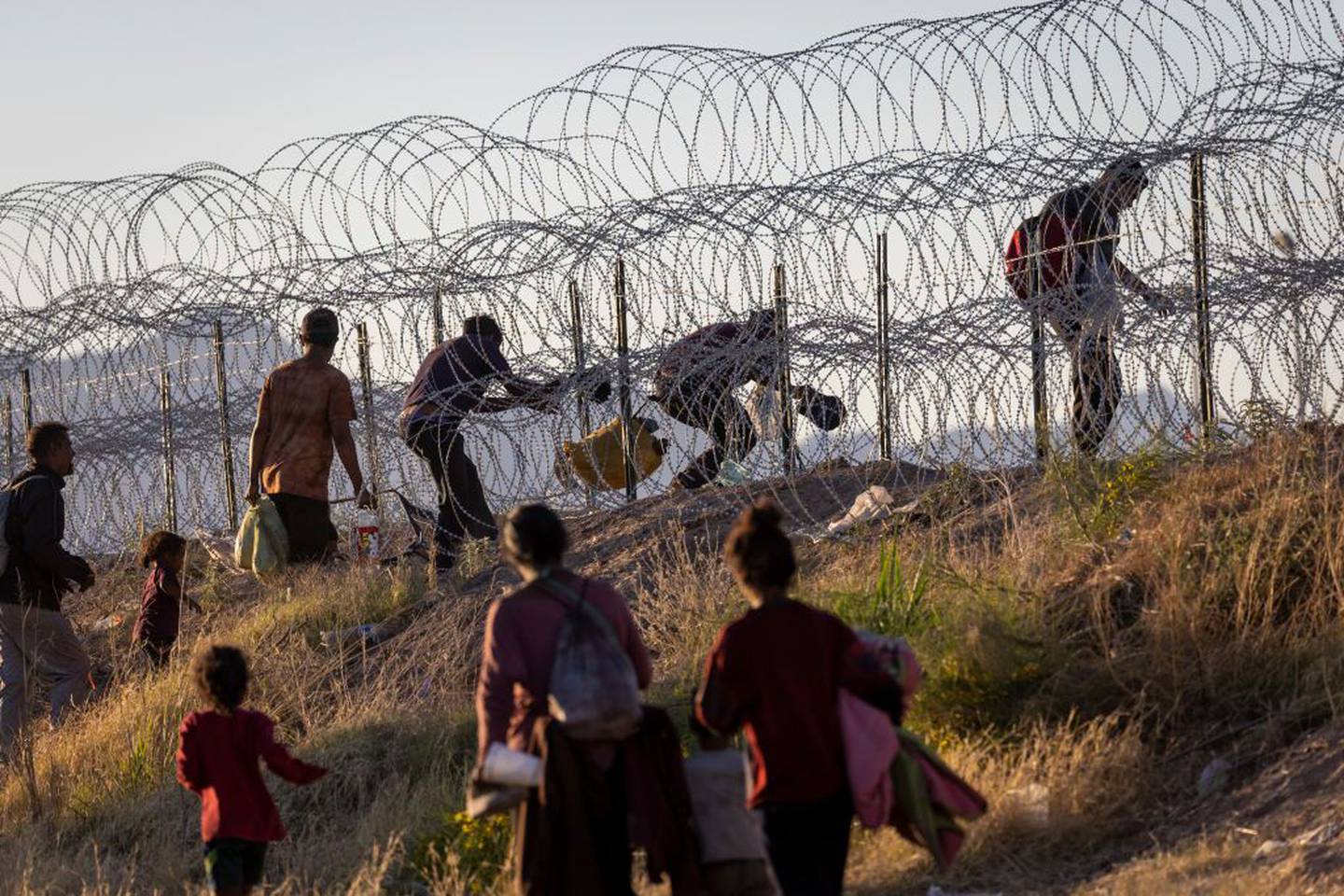 Inmigrantes cruzan a Estados Unidos desde México con la esperanza de ser procesados por agentes fronterizos estadounidenses para obtener asilo en Estados Unidos el 08 de mayo de 2023 en El Paso, Texas. S