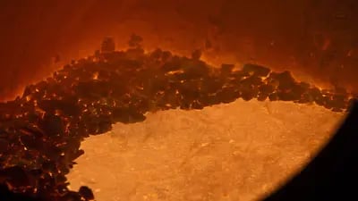 Cobre fundido en un horno en la fundición de la planta de cobre Valjaonica Bakra Sevojno AD en Sevojno, Serbia, el martes 26 de octubre de 2021.