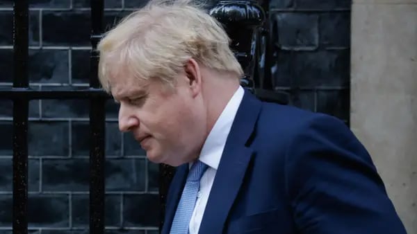 Gobierno de Boris Johnson en crisis con renuncia de cuatro asesores clavedfd