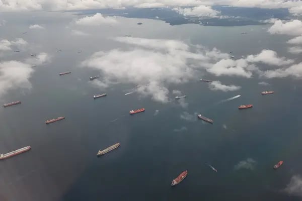 Buques que esperan su entrada al Canal de Panamá el miércoles 18 de mayo de 2022.