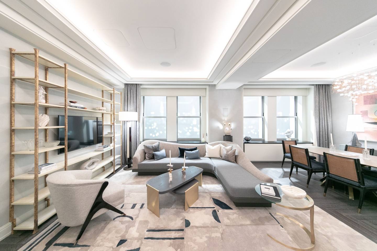 El salón y el comedor de un apartamento modelo en la oficina de ventas de las Torres del Waldorf Astoria. Fotógrafo: Jeenah Moon/Bloomberg
dfd