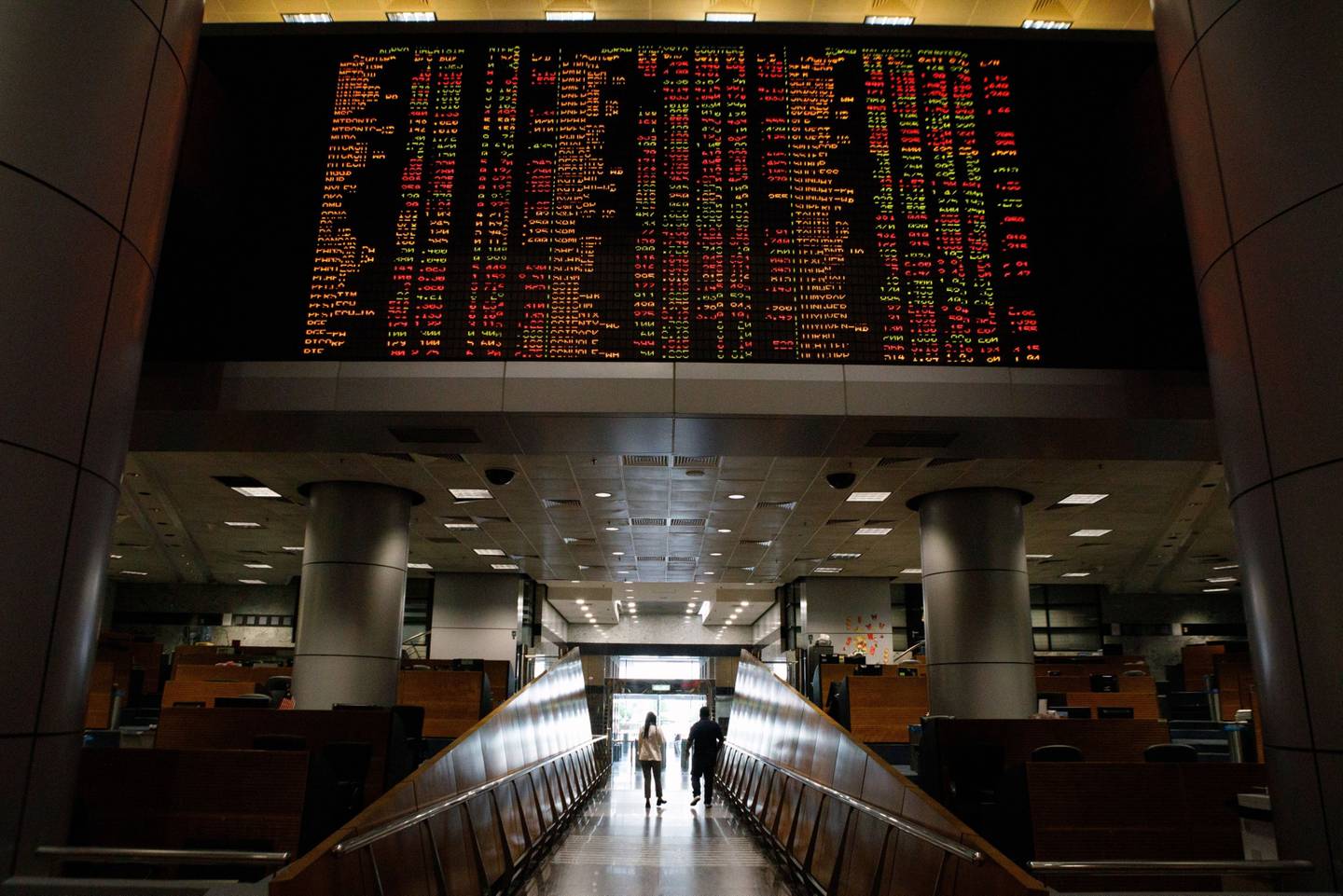 Los precios de las acciones se muestran dentro de la galería de negociación de la sede del RHB Investment Bank Bhd. en Kuala Lumpur, Malasia, el martes 11 de octubre de 2022. Fotógrafo: Samsul Said/Bloomberg