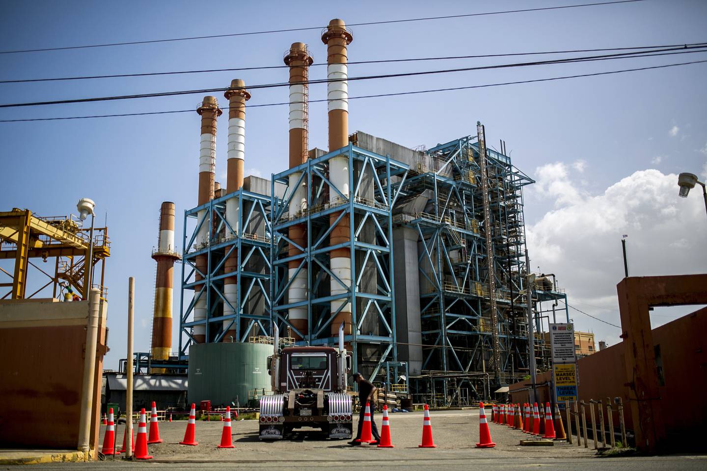 Un conductor mueve los conos de seguridad que bloquean una salida en la planta de Palo Seco de la Autoridad de Energía Eléctrica (PREPA) en Palo Seco, Toa Baja, Puerto Rico.