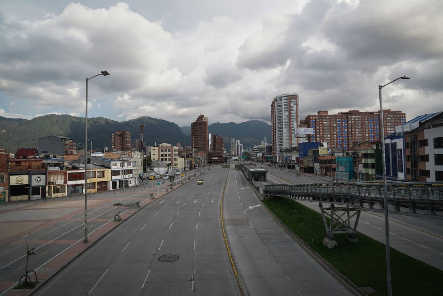 La Avenida El Dorado está vacía en Bogotá, Colombia, el martes 14 de abril de 2020.